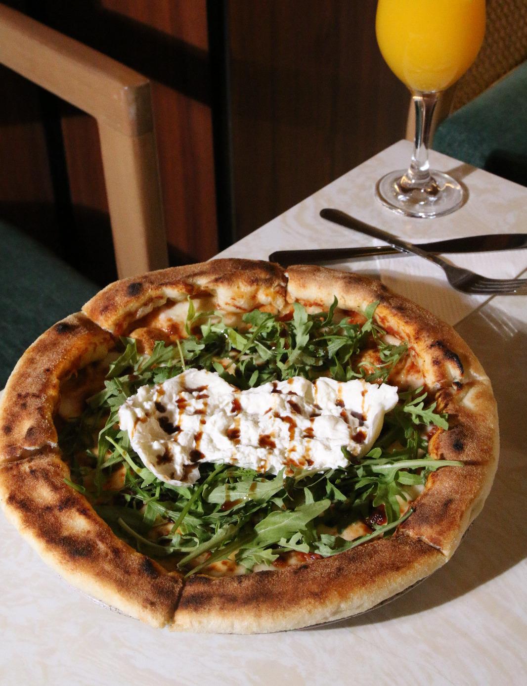 بيتزا بوراتا مع الجرجير