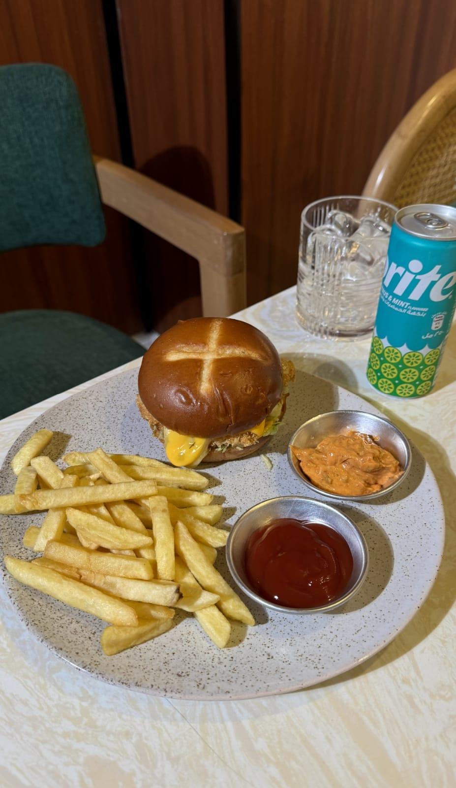 وجبة كلاسيك برغر الدجاج سبايسي