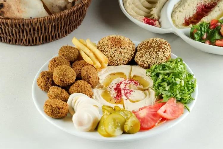 صحن فلافل مشكل صغير