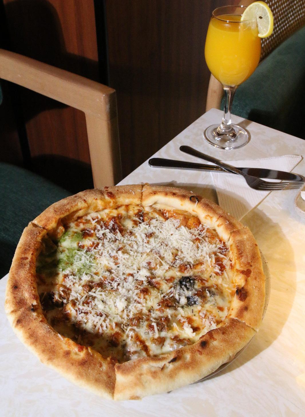 بيتزا الأجبان الأربعة